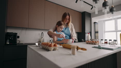 Madre-E-Hija-Pequeña-Pasan-Tiempo-Juntas-En-La-Cocina-Por-La-Mañana-El-Fin-De-Semana-La-Mujer-Y-La-Niña-Están-Cocinando